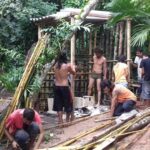Construção de banheiro seco da aldeia envolveu permacultores e guaranis