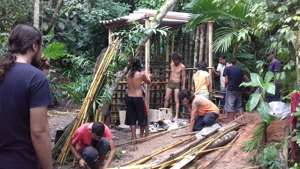 Construção de banheiro seco da aldeia envolveu permacultores e guaranis